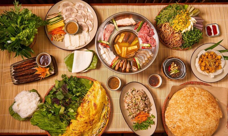 Ẩm thực miền Nam nổi bật với vị mặn ngọt hài hòa, rau ăn kèm phong phú và nước chấm đậm đà.