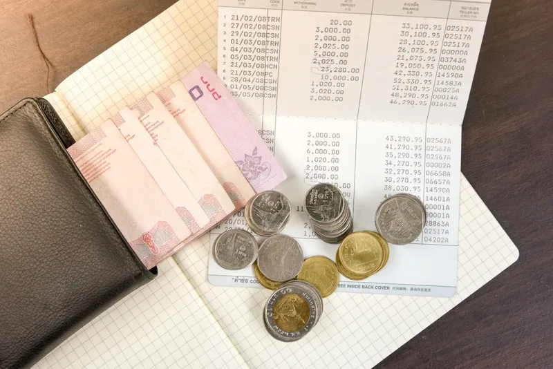 Chỉ nên đổi một phần tiền mặt trước chuyến đi để tránh rủi ro tỷ giá thay đổi hoặc mang quá nhiều tiền.