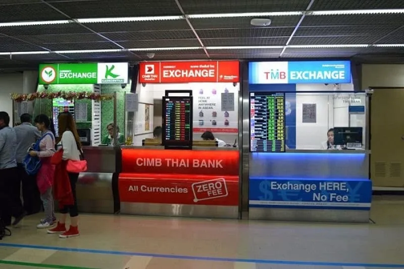 Đổi một phần Baht trước ở Việt Nam và giữ thêm thẻ dự phòng là cách linh hoạt cho nhiều chuyến đi Thái Lan.