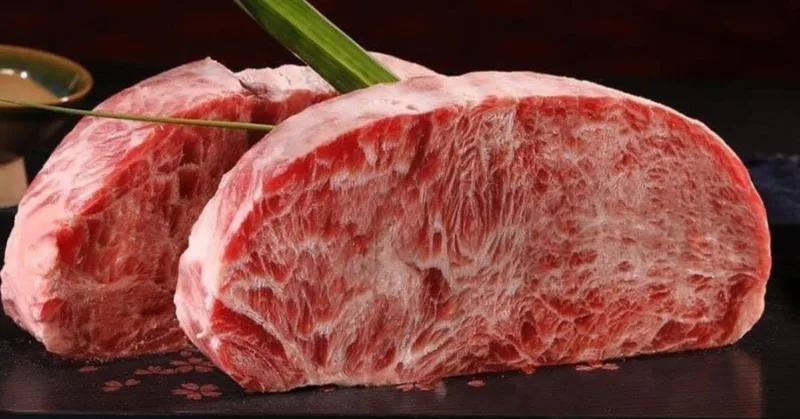 Chọn thịt bò có vân mỡ đẹp, thớ mịn và độ dày phù hợp giúp món bít tết mềm hơn khi áp chảo.