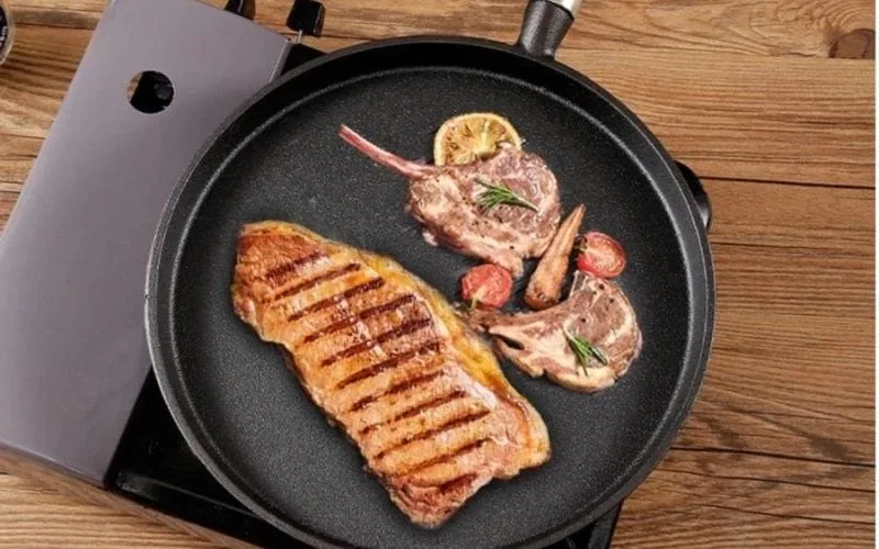 Áp chảo bò trên lửa vừa lớn giúp tạo lớp vỏ xém thơm và giữ phần thịt bên trong mềm mọng.