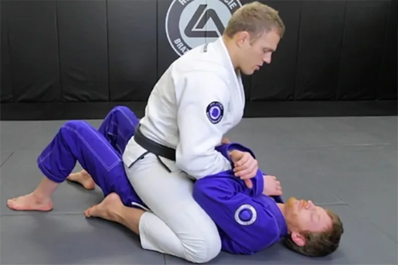 Người mới học Jiu Jitsu nên bắt đầu từ các kỹ thuật nền tảng như takedown, guard, mount và submission.