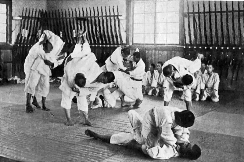 Jiu Jitsu có nguồn gốc từ Nhật Bản và phát triển thành nhiều nhánh võ thuật hiện đại.