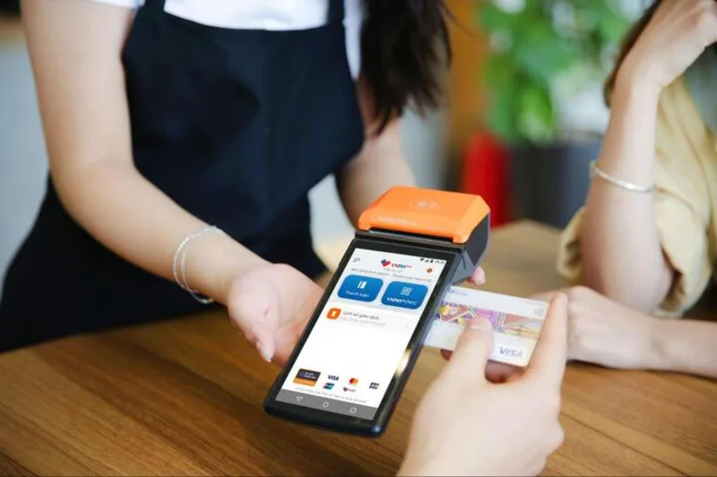 Thanh toán bằng thẻ Visa giúp giao dịch diễn ra nhanh gọn, hạn chế phải mang nhiều tiền mặt khi mua sắm.