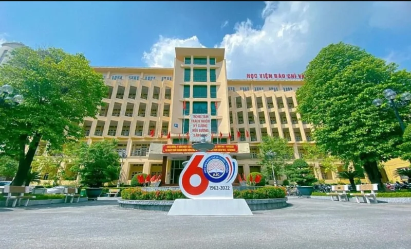 Khi chọn trường khối C, học sinh nên xem kỹ tổ hợp xét tuyển, điểm chuẩn, học phí, chương trình đào tạo và cơ hội thực tập.