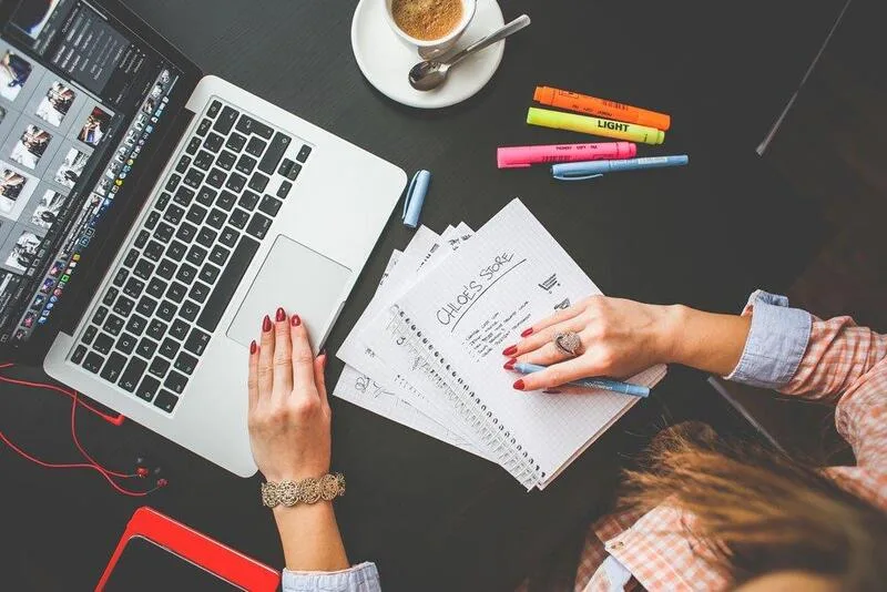 Biên tập viên, phóng viên và content writer phù hợp với người học khối C có khả năng viết, quan sát và nắm bắt thông tin.